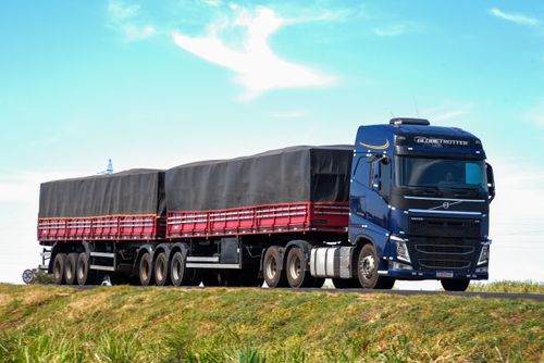 Caminhão Lucas Fuzato Transportes na rodovia